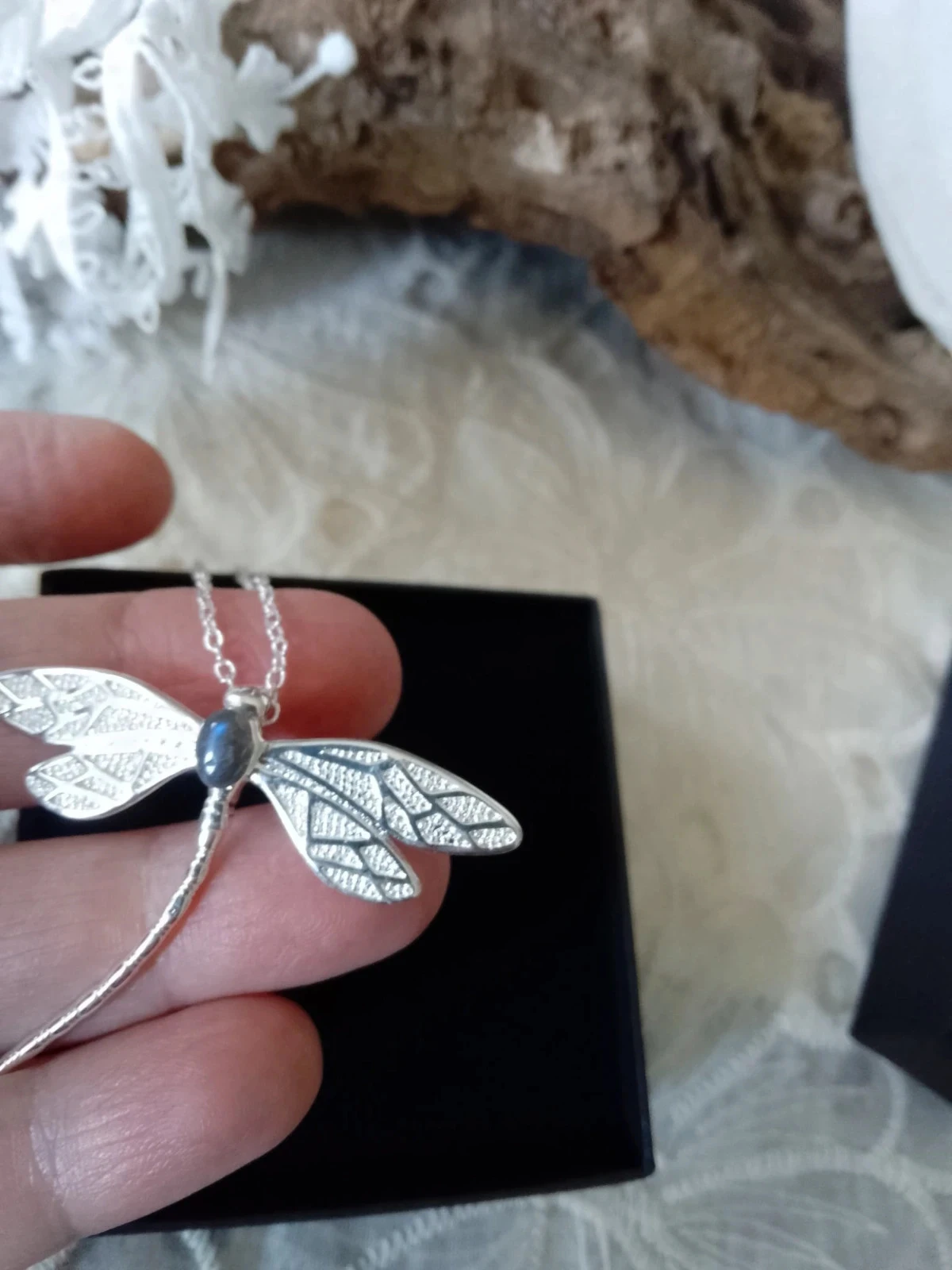 Collier libellule argentée avec pierre de labradorite – photo 2